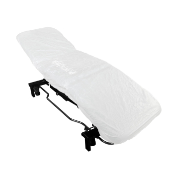 Table de massage ajustable noire, équipée d'une housse élastique Killer Beauty blanche translucide (210 x 90 x 20 cm, pack de 10), isolée sur fond blanc.
