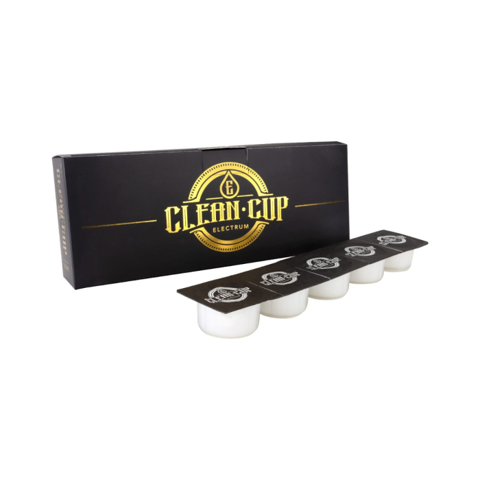 Une boîte rectangulaire noire étiquetée Gobelets Electrum Clean - Boite de 20 est présentée à côté d'une rangée de quatre gobelets en plastique blanc, chacun fermé par un couvercle noir portant le même logo que la boîte.