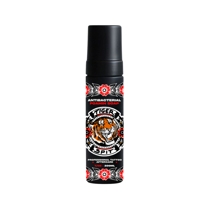 Un flacon noir de 200 ml de Nettoyant Moussant Tiger Spit avec une pompe noire, comportant une illustration de tigre et des motifs rouges et blancs sur l’étiquette.