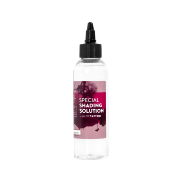 Bouteille en plastique transparent de 150 ml avec bouchon tournant noir et étiquette marron indiquant "Solution d'ombrage spcial Aloe Tattoo". Le liquide contenu dans le flacon est utilisé pour l'ombrage des tatouages.