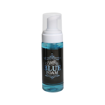 Un flacon en plastique transparent avec un distributeur à pompe moussant blanc, rempli de liquide bleu et étiqueté « Bheppo Aftercare - Mousse bleue 150 ml » sur une étiquette décorative noire et bleue.