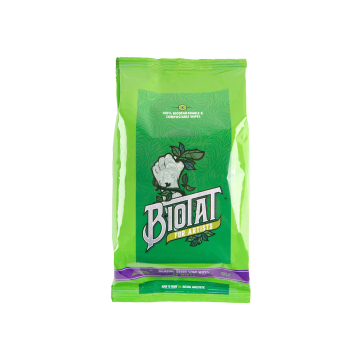 Un emballage vert de BIOTAT - Pack de 40 lingettes de savon vert anesthésiant affiche un poing fermé blanc entouré de feuilles, avec la marque et les informations produit.