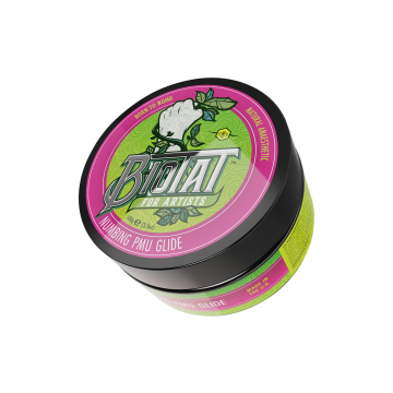 Une boîte ronde de Gel PMU anesthésiant BIOTAT 100 g, destinée aux artistes, avec une étiquette rose et verte vive ornée d'une fleur blanche et mettant en avant ses propriétés anesthésiantes naturelles.