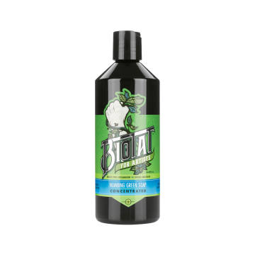 Une bouteille noire étiquetée « Savon vert anesthésiant BIOTAT - Concentré 500 ml », avec accents verts et illustration d'une main gantée tenant une plante.