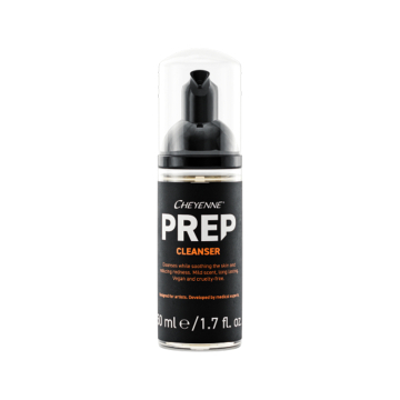Une bouteille transparente de Cheyenne Prep Nettoyant 50 ml avec un bouchon pompe noir et une étiquette noire avec des détails sur le produit en blanc et orange.