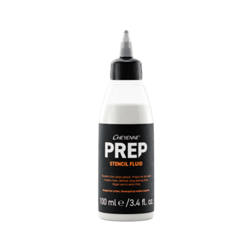 Le flacon de 100 ml de Cheyenne Prep Stencil Fluid est doté d'un bouchon et d'une buse noirs, d'un bouchon blanc et d'une étiquette noire avec des informations sur le produit. Le flacon contient 100 ml (3.4 fl. oz) de liquide pour pochoir.