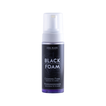 Un flacon de 150 ml de Coal Black - Mousse nettoyante Black Foam, avec une pompe blanche et une étiquette noire et blanche en anglais et en allemand, sur fond blanc.