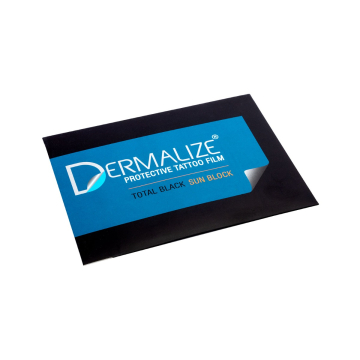 Un emballage rectangulaire noir avec une étiquette bleue indique « Pack de 5 feuilles pré-découpées de Dermalize Pro Total Black Sun Block - Film protecteur pour tatouage - 15 x 10 cm ». Un coin décollé de l'étiquette révèle le sachet situé en dessous.