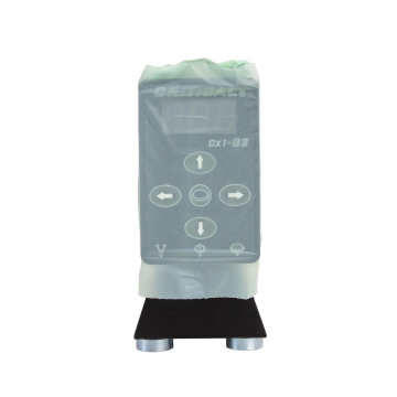 Boîte de 600 housses de protection ECOTAT (140 mm x 140 mm) pour machines ou blocs d'alimentation, présentée avec des housses vertes translucides sur un appareil doté de boutons et d'un écran, debout sur une plate-forme noire à deux pieds.