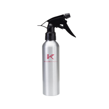 Le Vaporisateur en aluminium Killer Beauty 250ml est un flacon pulvérisateur en métal argenté avec une buse à gâchette réglable noire et le logo Killer Beauty rouge sur le devant, affiché sur un fond blanc uni.