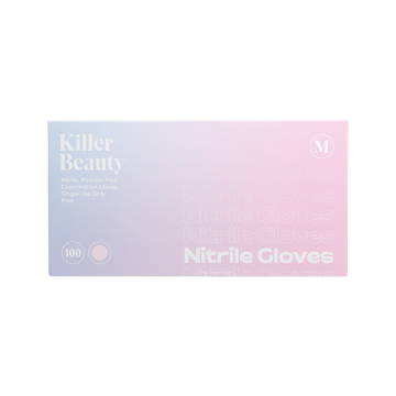 Une boîte étiquetée « Boîte de 100 gants Killer Beauty Nitrile rose - Boîte de 10 » contient 100 gants d'examen en nitrile roses, taille moyenne, non poudrés et à usage unique.