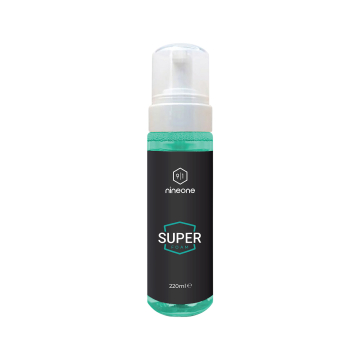 Un flacon transparent de Nineone Super Mousse 220 ml, avec un distributeur à pompe, muni d'une étiquette noire avec des accents verts et un texte blanc, présenté sur fond blanc uni.