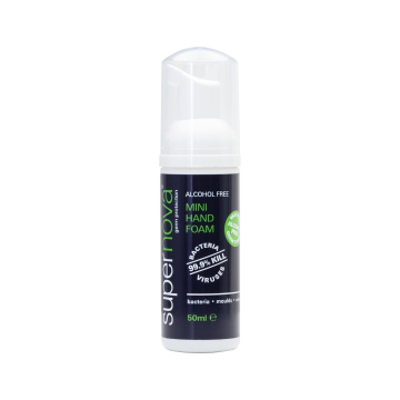 Le flacon de 50 ml de Mini Gel Antiseptique pour les Mains Supernova présente un design blanc avec des accents noirs et verts, un distributeur à pompe et prétend éliminer 99,9 % des bactéries et des virus. Convient pour les mains et ne contient pas d'alco