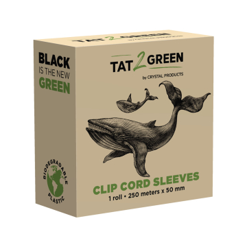 Une boîte beige étiquetée Tat2Green, ornée d'un dessin de baleine noire et de la mention « CLIP CORD SLEEVES ». Elle contient un rouleau biodégradable de gaines de protection noires (250 m x 50 mm). Des accents verts et noirs soulignent le design écologiq
