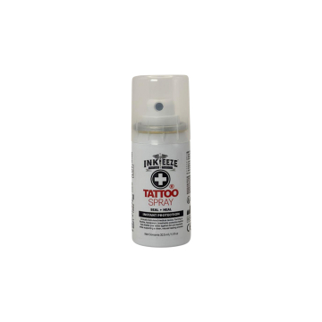 Un flacon blanc de 32 ml de Tattoo Spray, avec un bouchon transparent, un symbole de croix noire et la mention « Seal | Protect | Heal » sur l'étiquette, conçu pour une protection instantanée des tatouages.