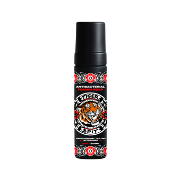 Un flacon noir de 200 ml de Nettoyant Moussant Tiger Spit avec une pompe noire, comportant une illustration de tigre et des motifs rouges et blancs sur l'étiquette.