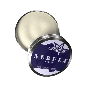 Une boîte métallique ronde étiquetée Beurre Anesthésique Unistar Nebula 200 ml, dont le couvercle est partiellement ouvert pour laisser apparaître un baume lisse blanc cassé à l'intérieur. L'étiquette bleu foncé comporte un texte et des graphiques blancs.