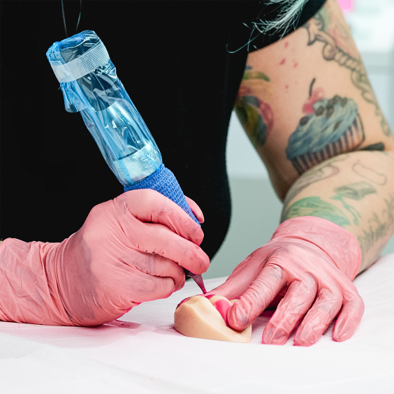 A Pound of Flesh - Lèvres d'entraînement PMU et zone corporelle pour piercing