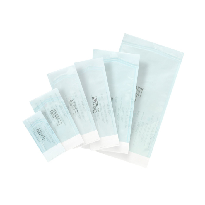 Un conteneur de 200 sachets de stérilisation Granton Self Seal est présenté chevauché sur un fond blanc. Les sachets transparents possèdent chacun un sceau blanc à une extrémité et des instructions imprimées en couleur pâle.
