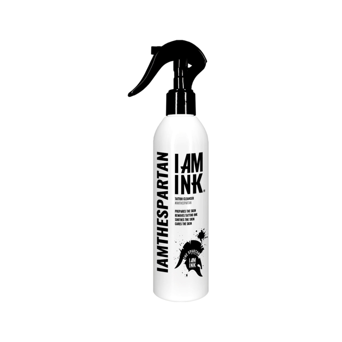 Un flacon pulvérisateur blanc étiqueté ""Le Spartan Prt L'emploi 250ml"" avec un texte noir, un logo de casque Spartan, IAMTHESPARTAN verticalement, et la marque I AM INK. sur un fond blanc. "Le Spartan Prt L'emploi 250ml"