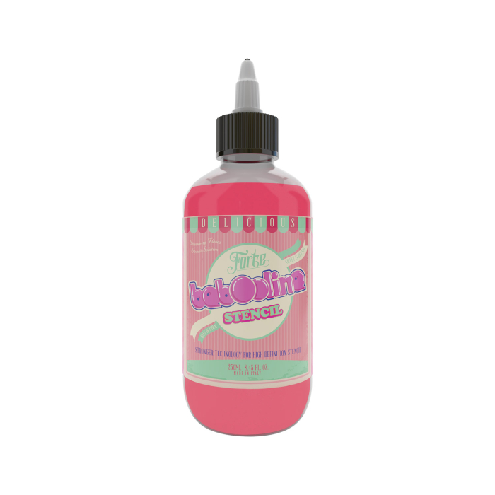 Un flacon compressible Stencil Forte Baboolina de 250 ml en plastique rose avec embout gris pointu, conçu pour l’application de pochoirs de tatouage, photographié sur fond blanc.