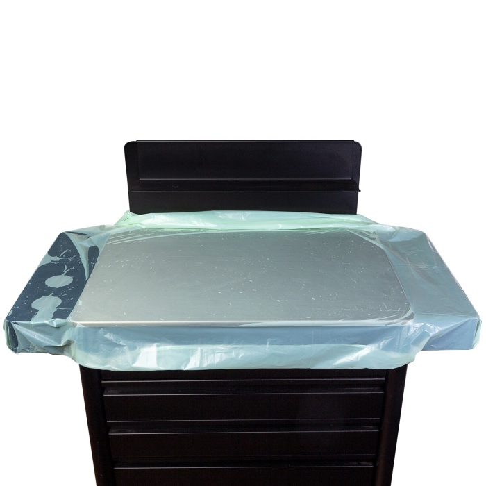 Un poste de travail de salon est présenté avec une Boite de 30 toiles de protection pour surfaces ECOTAT 1200mm x 900mm recouvrant son plateau noir, avec un panneau arrière et plusieurs tiroirs en dessous.