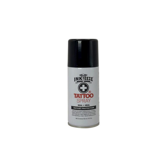 Une bombe aérosol de 150 ml de Tattoo Spray, avec un bouchon noir et une étiquette blanche portant le nom du produit, une croix médicale et la mention indiquant qu’il scelle, protège et guérit les tatouages.