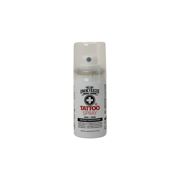 Un flacon blanc de 32 ml de Tattoo Spray, avec un bouchon transparent, un symbole de croix noire et la mention « Seal | Protect | Heal » sur l’étiquette, conçu pour une protection instantanée des tatouages.