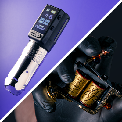 Une image divisée montrant une machine à tatouer rotative sur un fond violet, ainsi qu’un composant d’une machine à bobines tenu par une personne portant des gants en latex noirs.