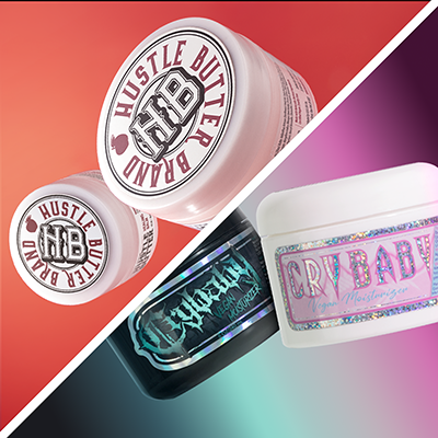 Gros plan sur Hustle Butter Deluxe et les produits de soin après tatouage Crybaby / Gothbaby