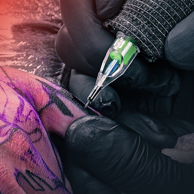 Un gros plan d’un doigt en train d’être tatoué.
