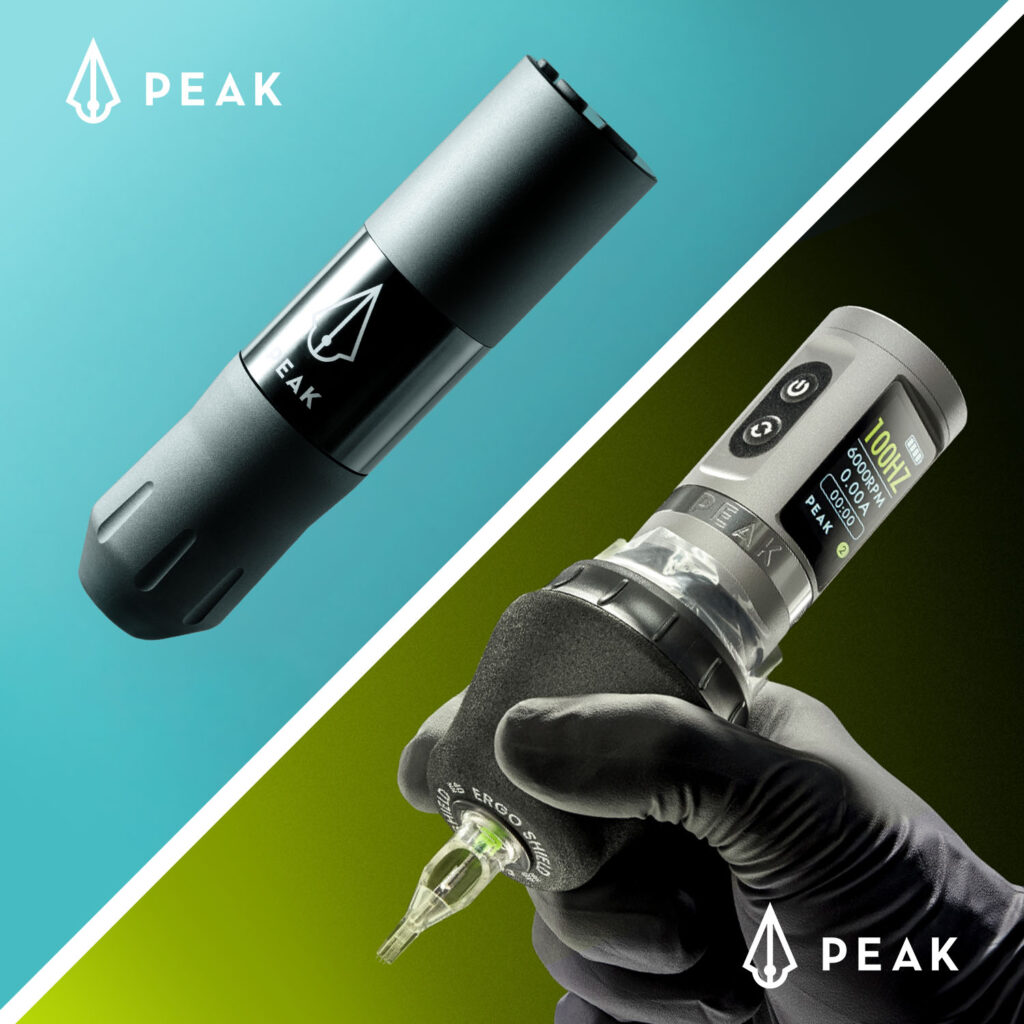 La machine à tatouer Peak S1MP avec un fond bleu et la machine à tatouer Peak Solice avec un fond en dégradé du vert au noir.