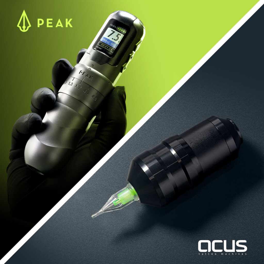 La machine à tatouer Peak Solice avec un fond vert et la machine à tatouer ACUS C2 avec un fond noir.