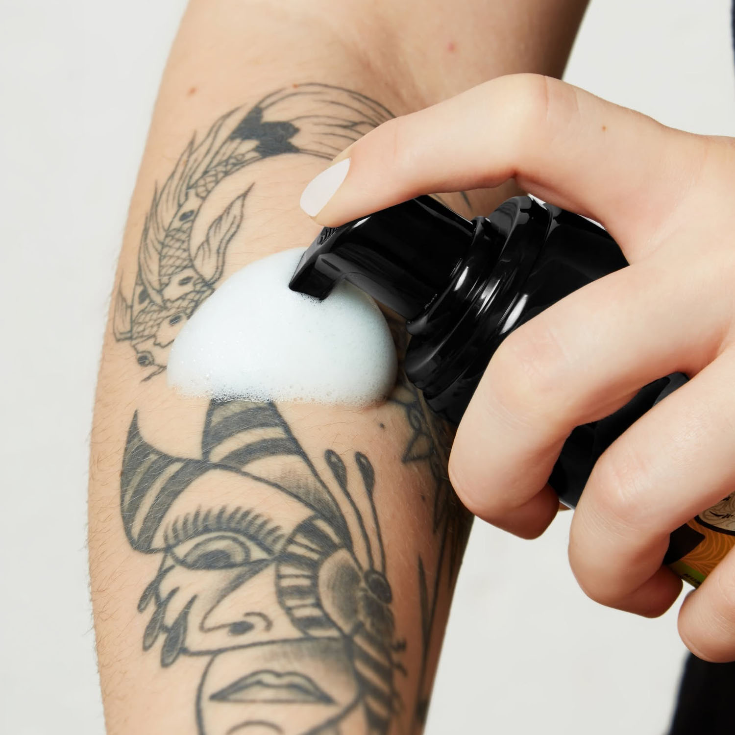 Biotat Snow Foam utilisé sur un bras tatoué