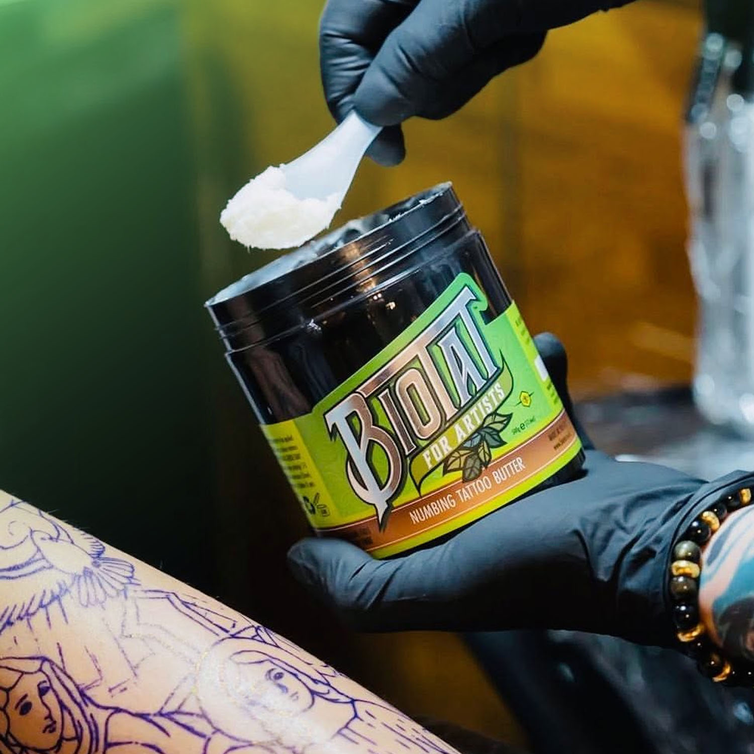 Une noisette de Biotat Numbing Tattoo Butter appliquée par un tatoueur