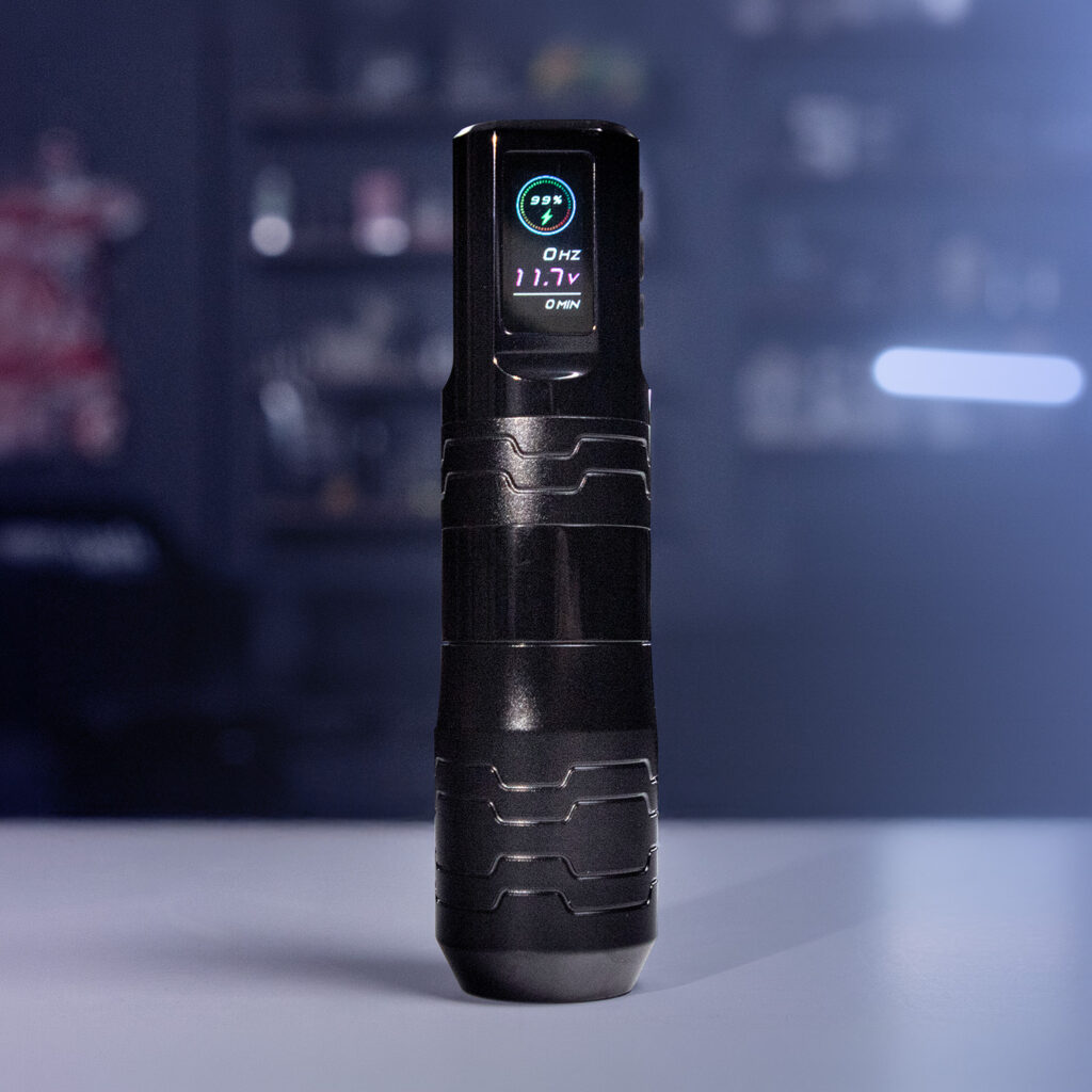 Une machine à tatouer noire sur un fond flou