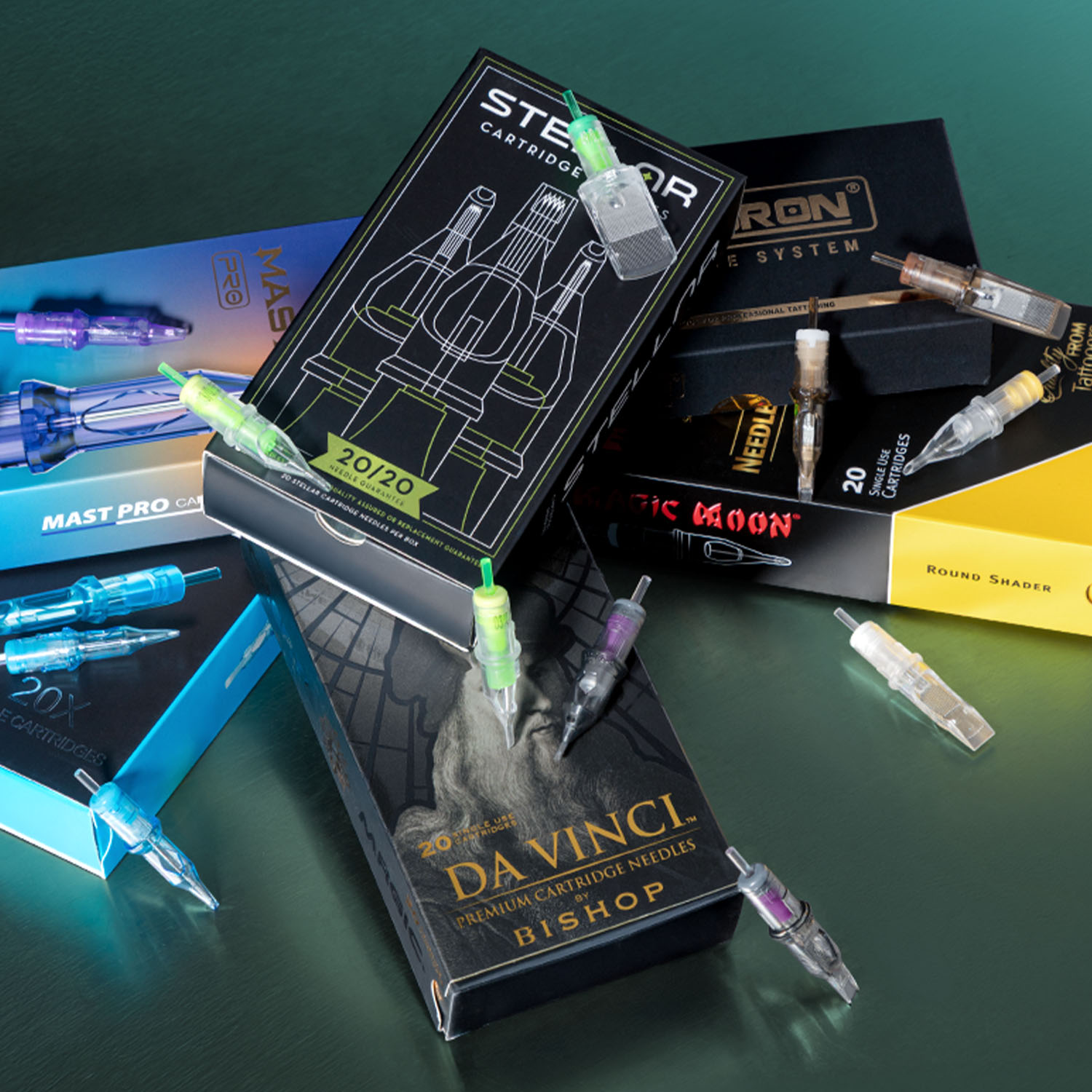 Des boîtes de cartouches Peak Stellar, Dragonhawk Mast Pro, Kwadron, Magic Moon et Bishop Da Vinci empilées les unes sur les autres