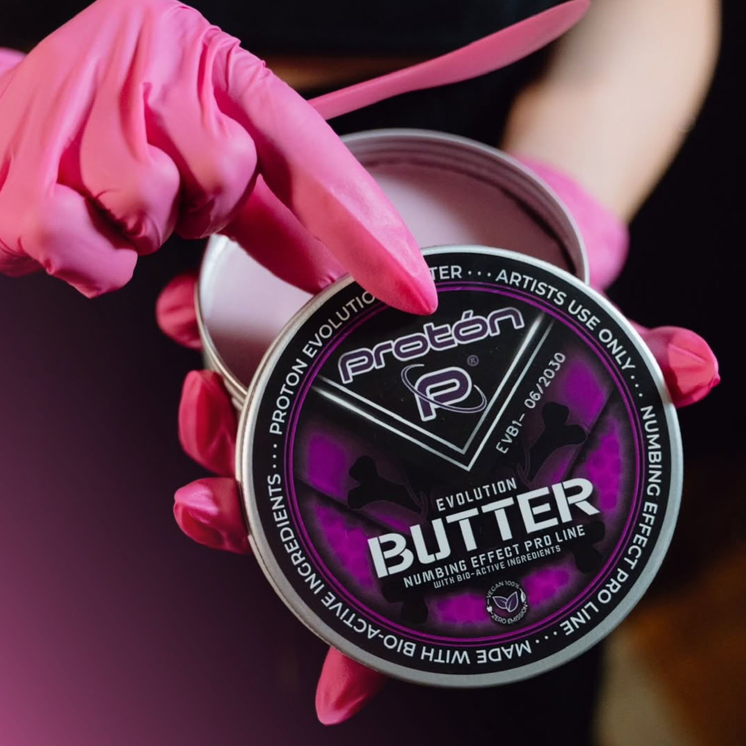 Gros plan sur un pot de Proton Numbing Butter